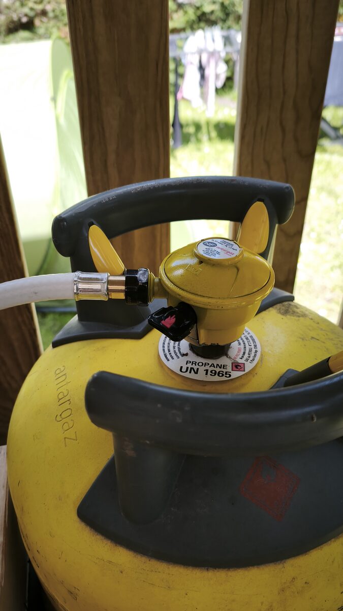 Bouteille de gaz propane Antargaz avec détendeur jaune et interrupteur ON/OFF