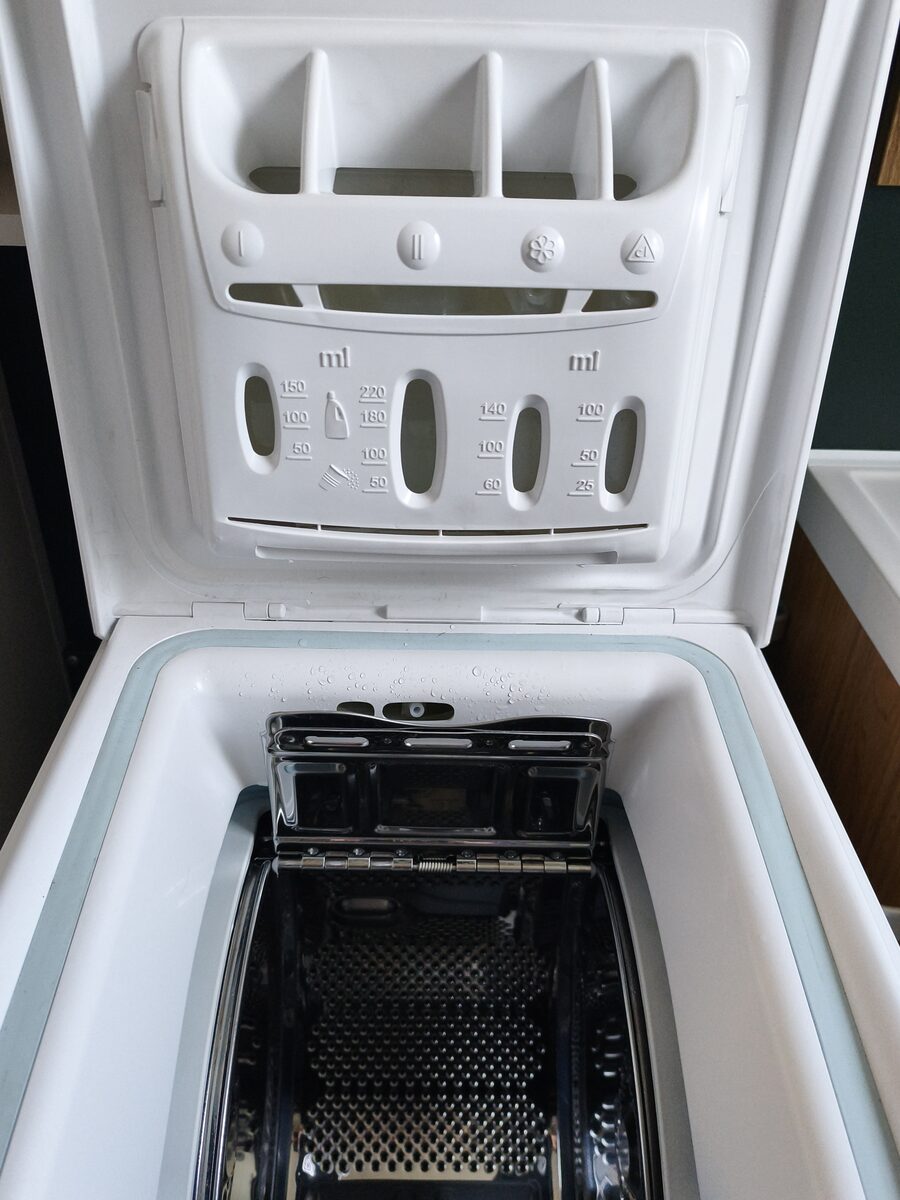 Lave-linge top ouvert avec distributeur de lessive et graduations en ml