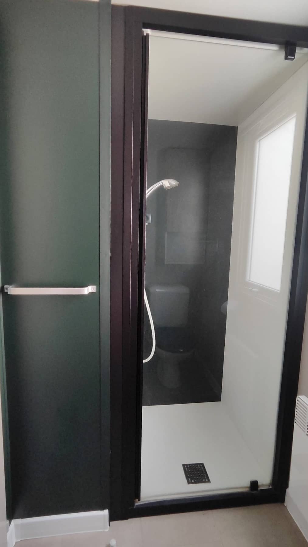 Douche de l'une des salles d'eau du mobil-home