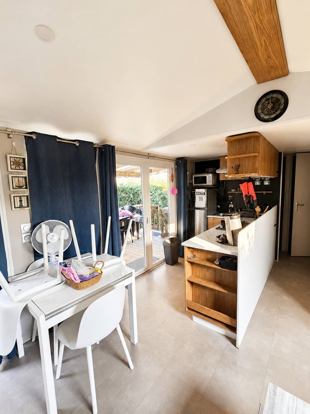 Séjour avec espace repas et cuisine ouverte du mobil-home