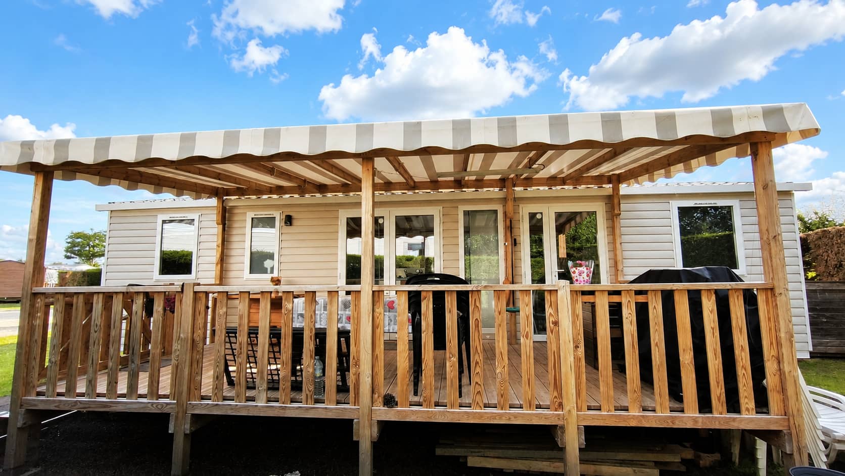Vue de face de la grande terrasse couverte du mobil-home