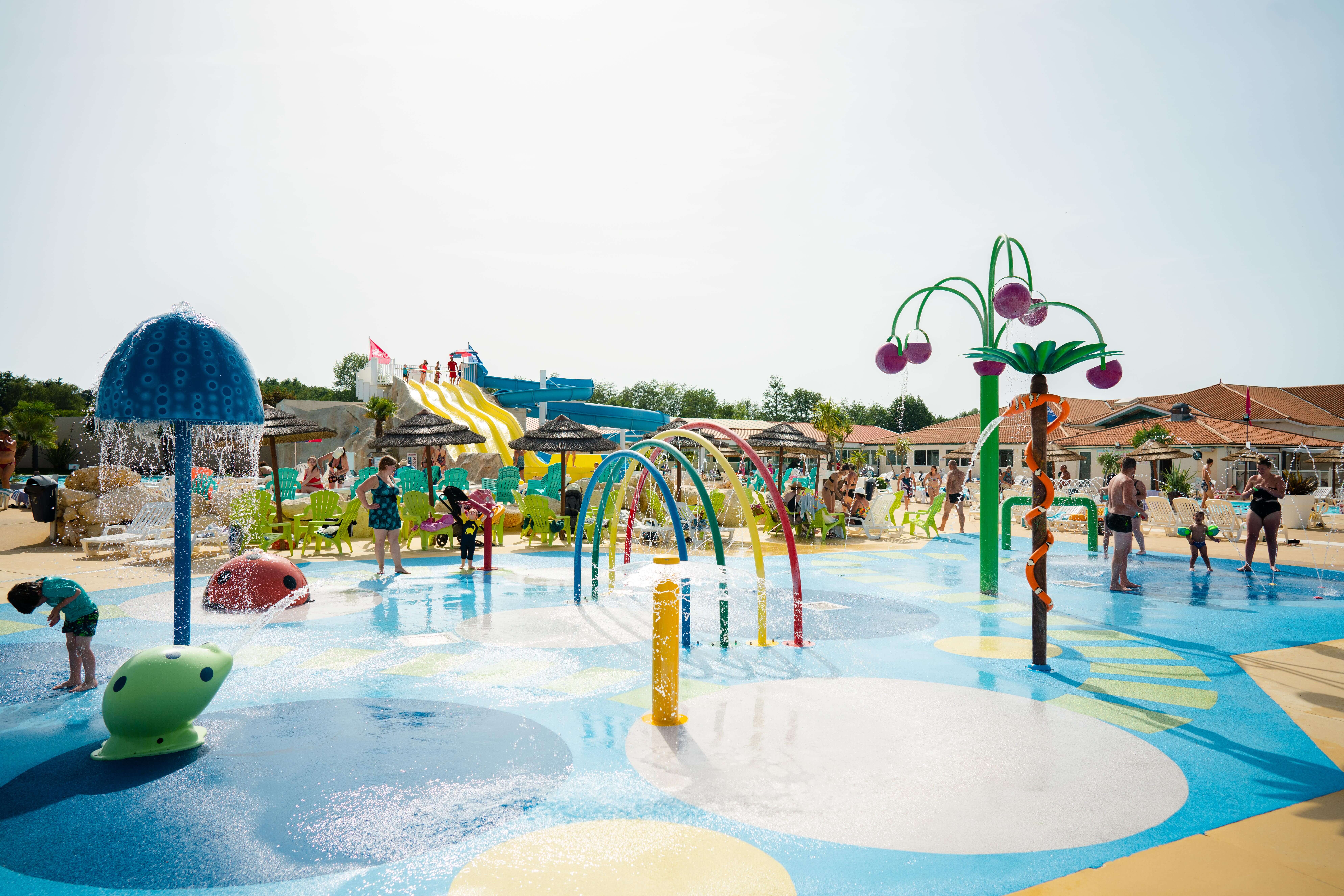 Piscine enfants avec jeux d’eau splash camping Les Charmettes